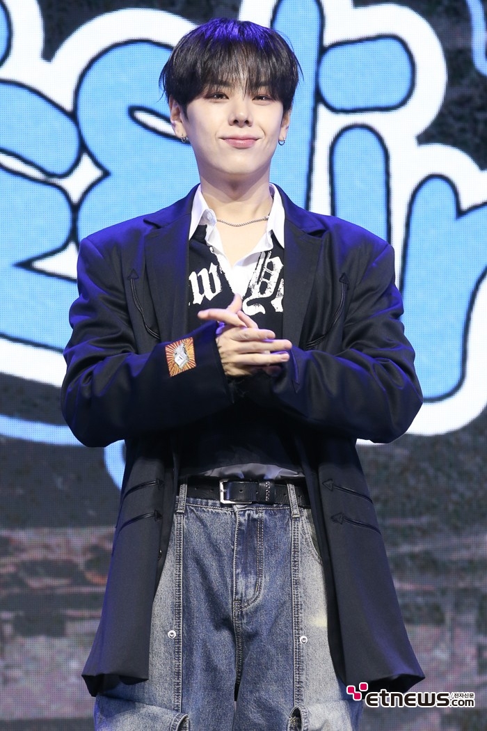 [ET포토] 위아이 장대현, '리더의 편안함'