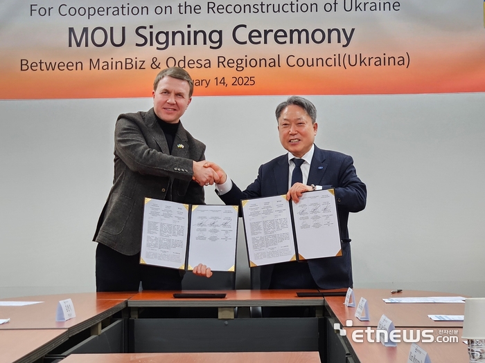 김명진 메인비즈협회장(오른쪽)과 올렉산더 데니센코 우크라이나 오데사 주의원이 14일 '메인비즈기업-우크라이나 간 재건협력'을 위한 업무협약을 체결하고 기념 촬영했다.(사진=메인비즈협회)