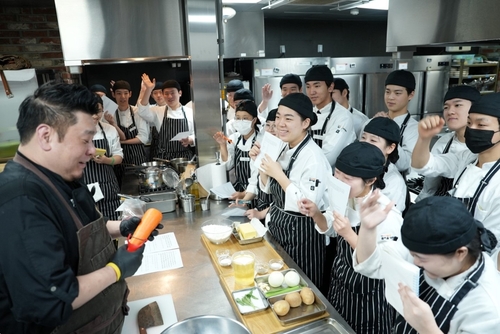 2024년도 꿈키움 아카데미 하반기 교육 프로그램 중 진행된 요리 과정 전문가 특강에서 셰프 레이먼 킴이 교육생들 앞에서 요리를 시연하고 있다. [자료:CJ나눔재단]