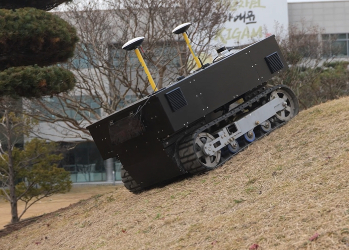 지질연의 자율주행 지하 탐사로봇이 경사로 주행테스트를 진행하고 있다.