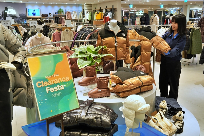 고객이 롯데아울렛 서울역점 4층에 위치한 노스페이스 매장에서 상품을 구경하고 있다.