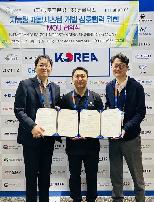 의료기기 스타트업 뉴로그린와 휴로틱스가 7일(현지시간) 미국 캘리포니아주 라스베이거스에서 열린 CES 2025에서 지능형 재활시스템 개발을 위한 업무협약(MOU)을 체결했다.(사진=뉴로그린)