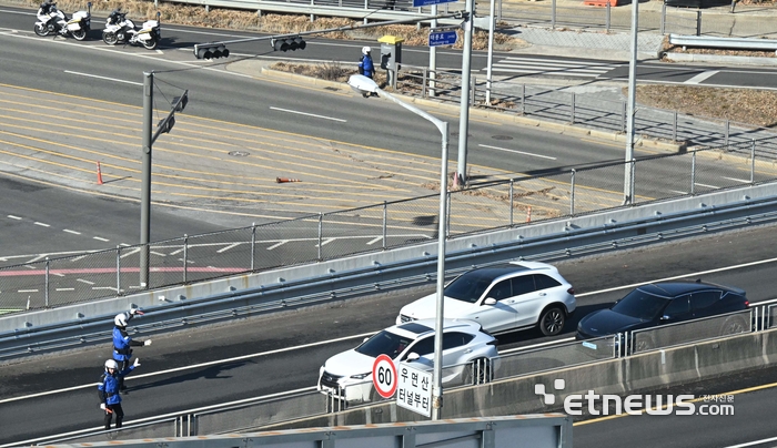 윤석열 대통령 체포…우면산 터널 통제하는 경찰