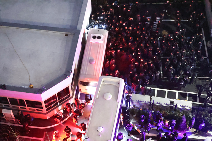 고위공직자범죄수사처(공수처)와 경찰이 윤석열 대통령에 대한 2차 체포영장 집행에 나선 15일 서울 용산구 한남동 대통령 관저 경내로 경찰 병력이 진입하고 있다. 사진=연합뉴스