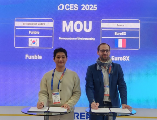 조찬식 펀블 대표가 지난 10일 CES 2025 행사 현장에서 아드리앵 괴미 유로SX CSO와 업무협약(MOU)을 체결하고 기념사진을 찍고 있다.