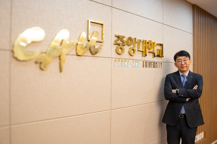 박상규 회장이 인터뷰를 마치고 기념 촬영했다. (사진=우단우 PD)