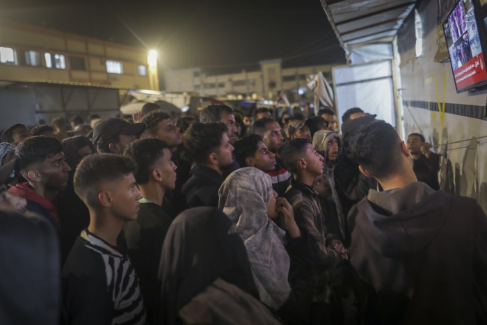 15일(현지 시각) 팔레스타인인들이 TV를 보며 휴전 협상 발표를 기다리고 있다. 사진=AP 연합뉴스