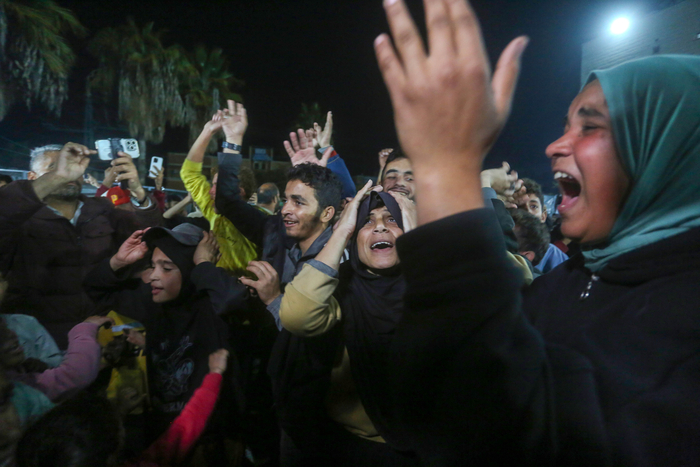 15일(현지 시각) 팔레스타인 가자 지구 사람들이 이스라엘과 하마스 간 휴전 협상이 발표되자 기쁨의 눈물을 흘리고 있다. 사진=UPI 연합뉴스