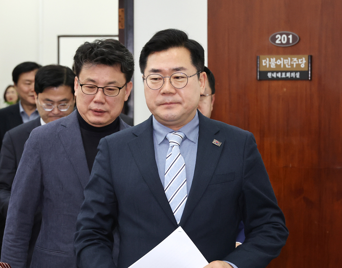 더불어민주당 박찬대 원내대표가 16일 국회에서 열린 정책조정 회의에 입장하고 있다. 연합뉴스
