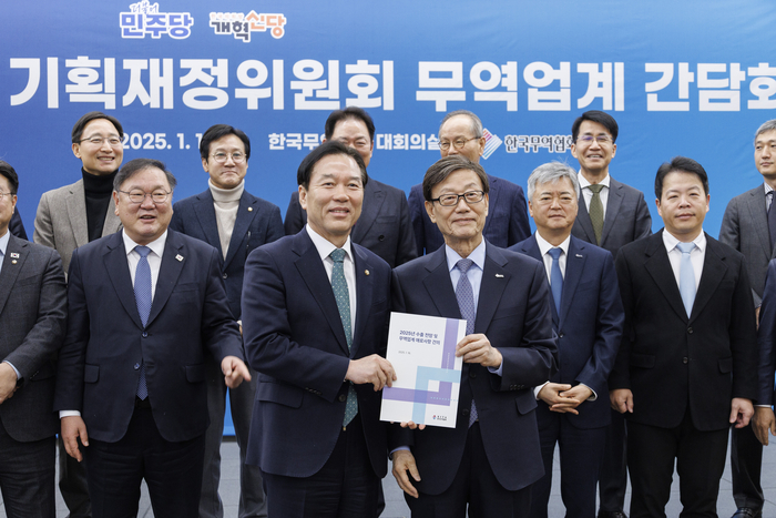 더불어민주당에 업계 애로사항 전달하는 무역협회 (서울=연합뉴스) 황광모 기자 = 더불어민주당 정태호 의원(왼쪽)이 16일 오전 서울 강남구 무역센터에서 열린 민주당 기획재정위 소속 의원들과 무역업계와의 간담회에서 윤진식 무역협회장으로부터 무역 업계 애로사항이 담긴 건의 사항 책자를 전달받고 있다. 2025.1.16 hkmpooh@yna.co.kr (끝)