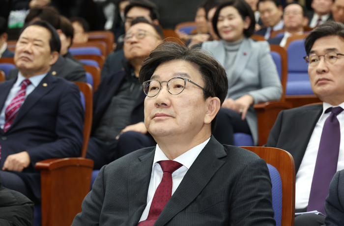 국민의힘 권성동 원내대표가 16일 국회에서 열린 비상의원총회에 참석해 자리하고 있다. 연합뉴스