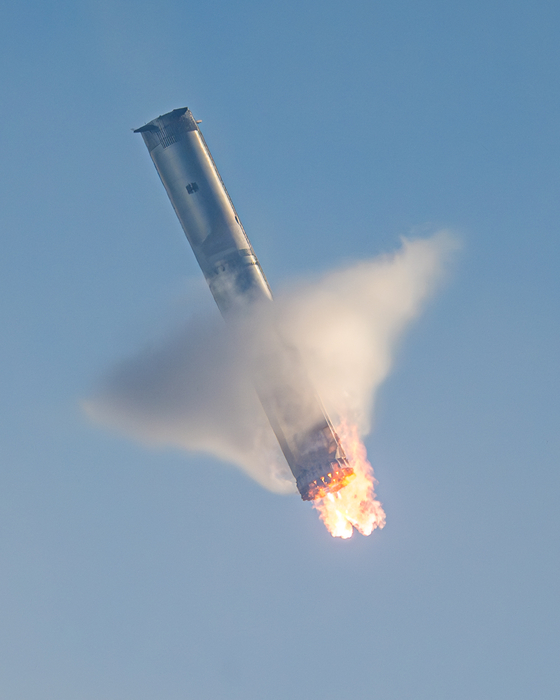 16일 지구로 떨어지며 감속을 위해 역추진하고 있는 부스터 '수퍼 헤비'. 사진=엑스(@johnkrausphotos)캡처