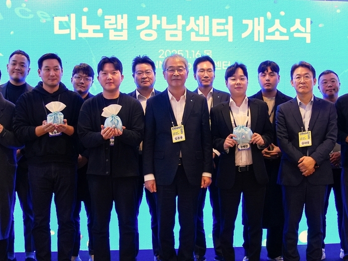 임종룡 우리금융그룹 회장(앞줄 가운데)이 지난 16일 서울 강남구 테헤란로에서 스타트업을 지원하는 '디노랩 강남센터' 개소식에 참석해 기념촬영을 하고 있다.