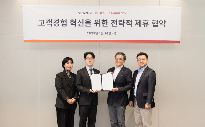 김대일 섹타나인 대표(오른쪽 두번쨰)와 승우용 서울드래곤시티 이사(왼쪽 두번째)를 비롯한 양사 관계자들이 MOU를 체결하고 기념 사진을 촬영하고 있다.