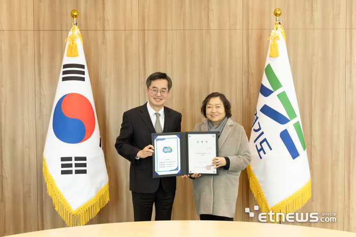 김동연 경기지사가 17일 집무실에서 인재근 전 국회의원을 경과원 신임 이사장으로 임명하고 기념 촬영했다.