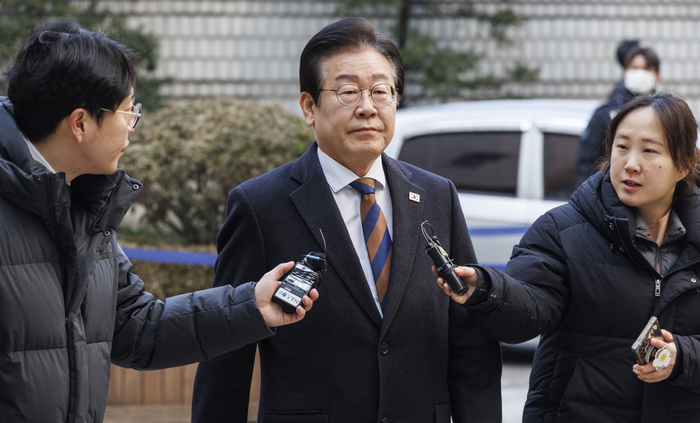 더불어민주당 이재명 대표가 17일 오전 서울 서초구 서울중앙지방법원에서 열린 '대장동 배임·성남FC 뇌물' 1심 속행 공판에 출석하고 있다. 연합뉴스