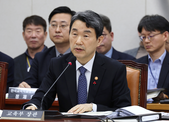 AI 디지털교과서 효과성 공방…이주호 “좋은 도구 만들자는 개념”