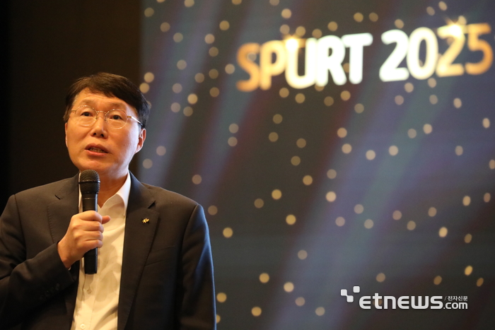 지난 17일 열린 2025년 상반기 경영전략회의에서 김재관 KB국민카드 사장이 올해 경영전략에 대해 말하고 있다.