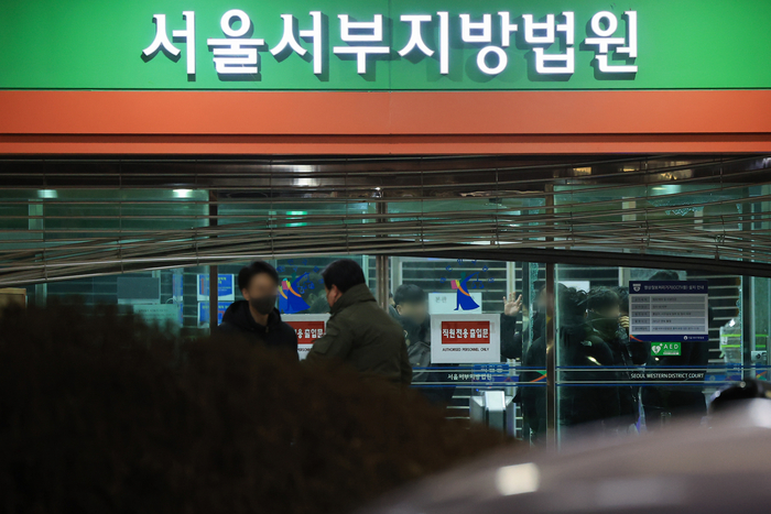 내란 우두머리 혐의를 받는 윤석열 대통령의 구속영장이 발부된 19일 오전 서울 마포구 서울서부지방법원 정문 셔터가 윤 대통령 지지자들의 난동으로 파손돼 있다.