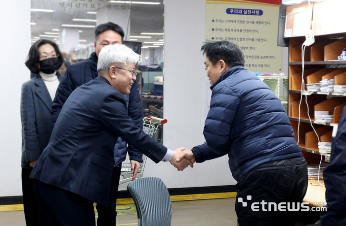 조해근 우정사업본부장이 익산 우체국을 방문해 직원을 격려하고 있다.