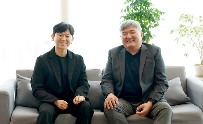 윤진호 교수(오른쪽)와 이주은 박사과정생.