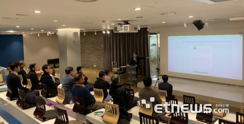 윤현수 비주얼캠프 매니저가 지난 17일 서울 삼성동 코엑스 스타트업 브랜치에서 열린 사업설명회에서 공교육을 위한 '리드포스쿨'과 사교육을 위한 '리드AI' 비전을 소개했다.