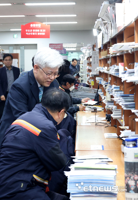 조해근 우정사업본부장이 익산 우체국을 방문해 직원을 격려하고 있다.