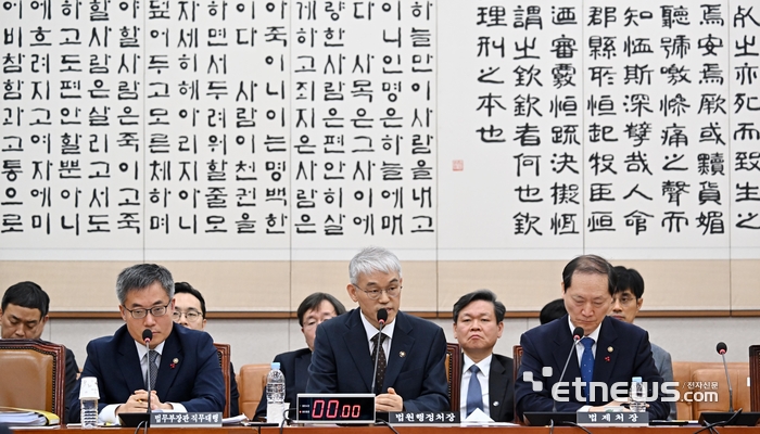 현안질의 답변하는 천대엽 법원행정처장