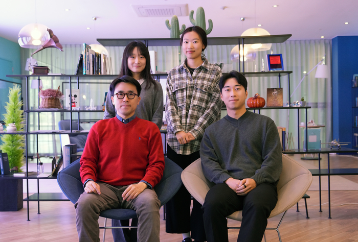 정두영 UNIST 교수팀(앞줄 왼쪽부터 시계 방향으로 정두영 교수, 허정인 연구원, 이선미 연구원 김명성 연구원)