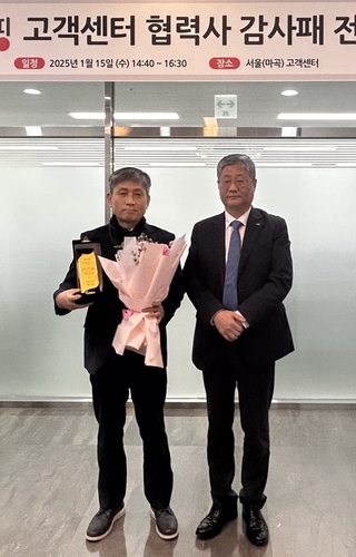이성한 홈앤쇼핑 최고고객책임자(CCO·오른쪽))가 고객센터에 방문해 협력사 관계자에게 감사패를 전달했다. [자료:홈앤쇼핑]