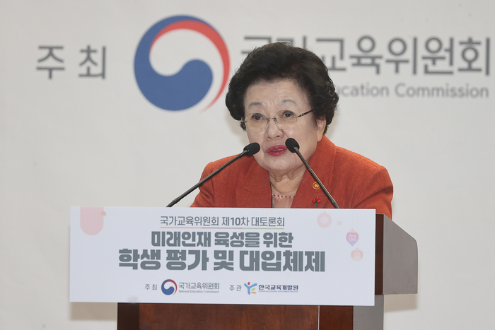 이배용 국가교육위원장이 20일 오후 서울 중구 명동 은행회관에서 '미래인재 육성을 위한 학생 평가 및 대입체제'를 주제로 열린 국가교육위원회 제10차 대토론회에서 인사말을 하고 있다. 연합뉴스
