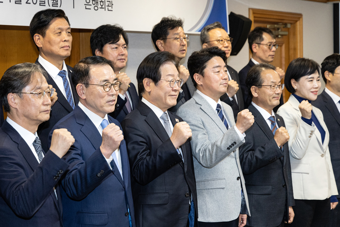 더불어민주당 이재명 대표가 20일 오후 서울 중구 전국은행연합회에서 열린 민생경제 회복을 위한 민주당-은행권 현장간담회에서 은행장들과 기념촬영을 하고 있다. 연합뉴스