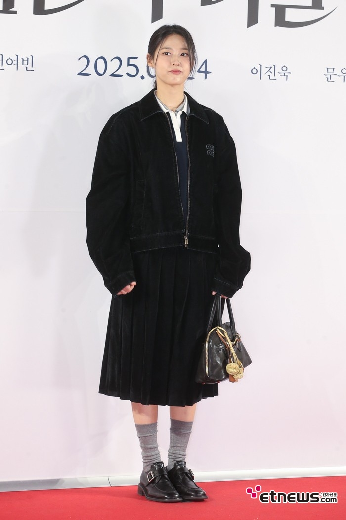 [ET포토] 설현, '올블랙에 그레이 양말로 포인트'