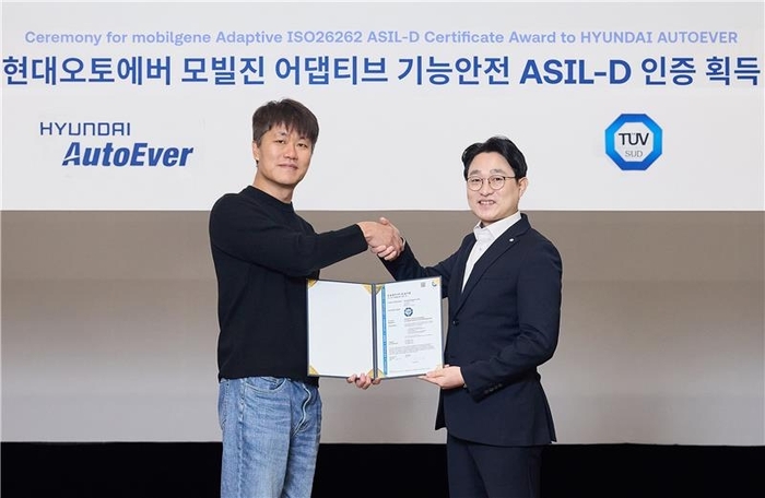 류석문 현대오토에버 SW플랫폼사업부장(사진 좌측)과 서정욱 TUV SUD 코리아 대표가 ASIL-D 인증서를 들고 기념촬영을 하고 있다. [사진=현대오토에버 제공]