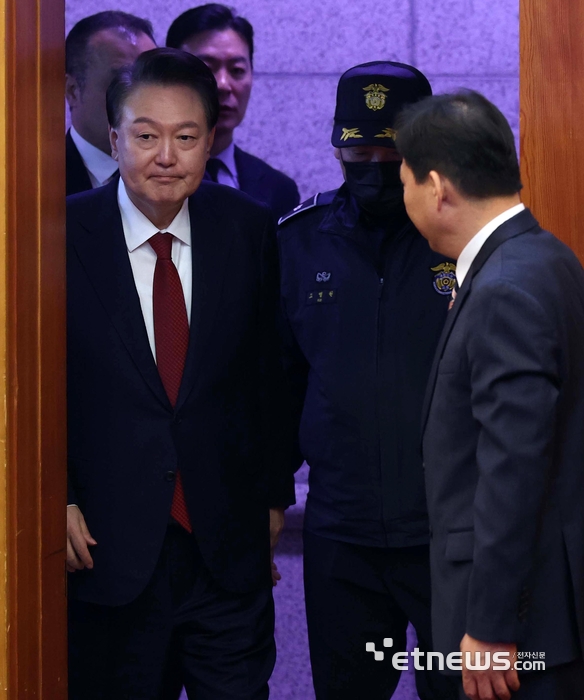 교도관과 함께 심판정 들어서는 尹 대통령