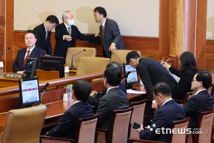 尹 대통령 탄핵심판 3차 변론기일 출석