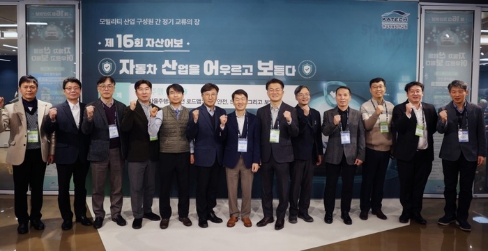 21일 코엑스에서 열린 '제15회 자산어보' 행사에서 참석자가 기념촬영을 하고 있다