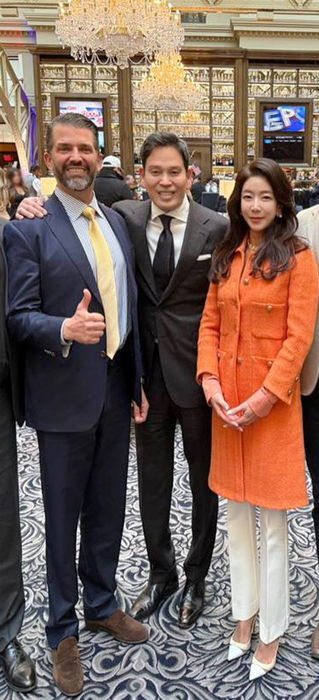 취임식 참석을 위해 지난 18일(현지시간) 워싱턴을 찾은 신세계그룹 정용진 회장(가운데)이 트럼프 주니어(왼쪽)와 만나 부인 한지희씨(오른쪽)를 소개 후 반갑게 사진을 찍었다.