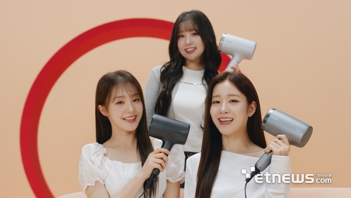 파나소닉코리아 전속모델 WOOAH(우아)와 파나소닉 나노 케어 헤어 드라이어 시리즈. 왼쪽부터 EH-NA0J, EH-NA7M, EH-NA9N 모델. 〈사진=파나소닉코리아〉