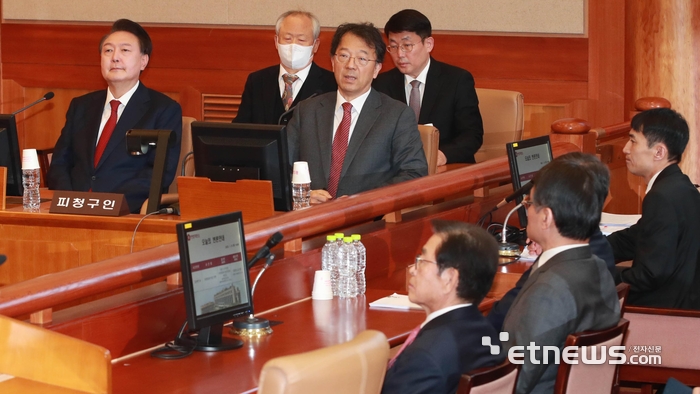 피청구인석에 자리한 尹 대통령