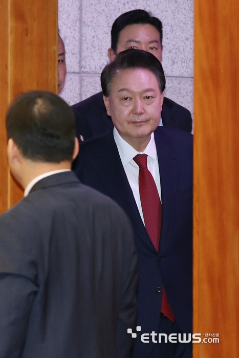 계엄 이후 첫 공개석상 나선 尹 대통령
