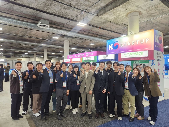 미국 라스베이거스에서 열린 CES 2025에서 광운대 관계자들이 기념촬영했다. (사진=광운대)