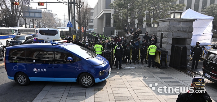 헌법재판소 도착한 윤대통령 호송차량
