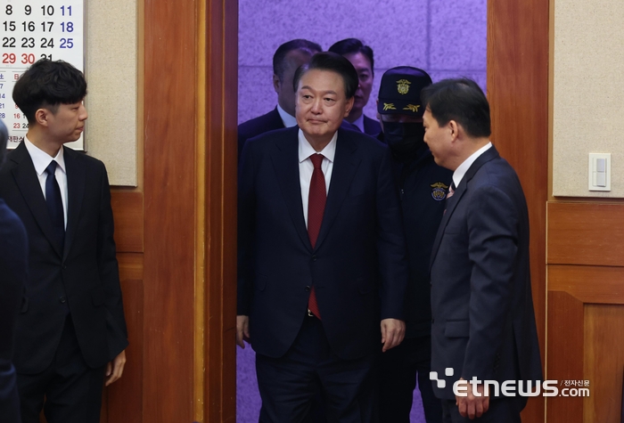 심판정 들어서는 尹 대통령