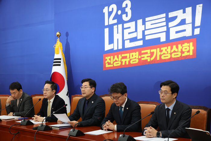 더불어민주당 박찬대 원내대표가 21일 오전 국회에서 열린 원내대책회의에서 발언하고 있다. 연합뉴스