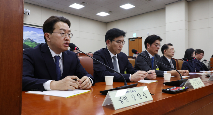 21일 국회 환경노동위원회에서 열린 쿠팡 택배노동자 심야노동 등 근로조건 개선 청문회에 출석한 강한승 쿠팡 대표가 의원들의 질의에 답변하고 있다. 〈사진=연합뉴스〉