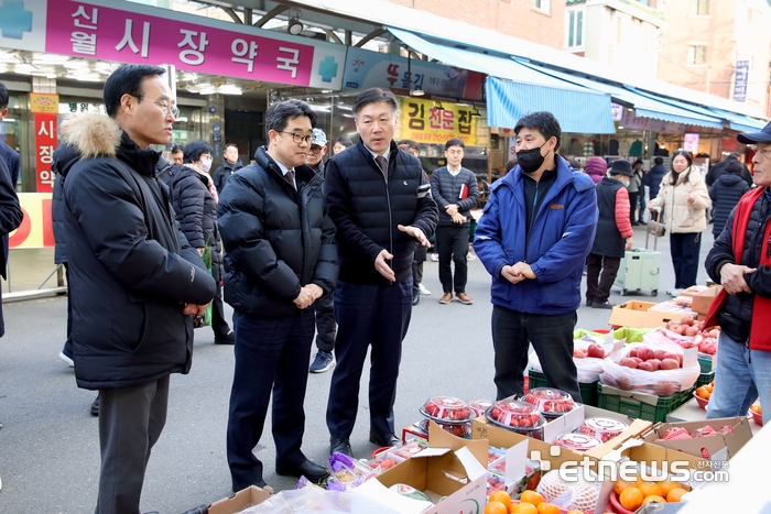 김성섭 중소벤처기업부 차관과 박범수 농림축산식품부 차관이 22일 서울 양천구 신영시장을 방문해 설 성수품 수급 상황을 점검하고 있다.(사진=중소벤처기업부)