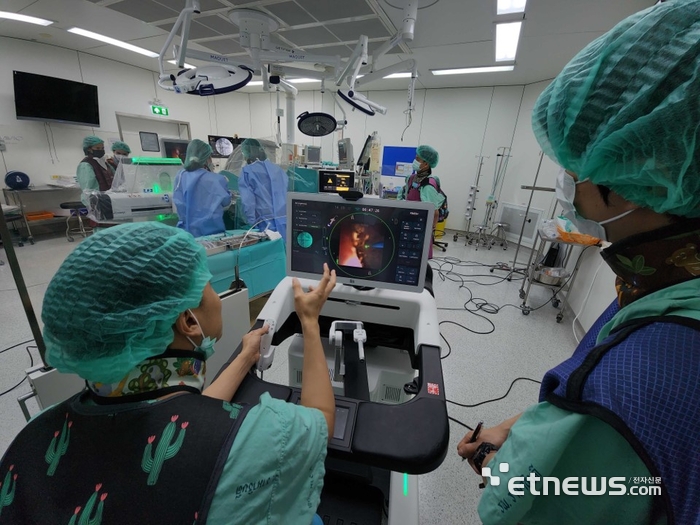 라마티보디 병원에서 친나켓 케츠완 교수의 주도로 자메닉스를 활용한 신장결석 수술을 진행하고 있다. (사진제공=로앤서지컬)