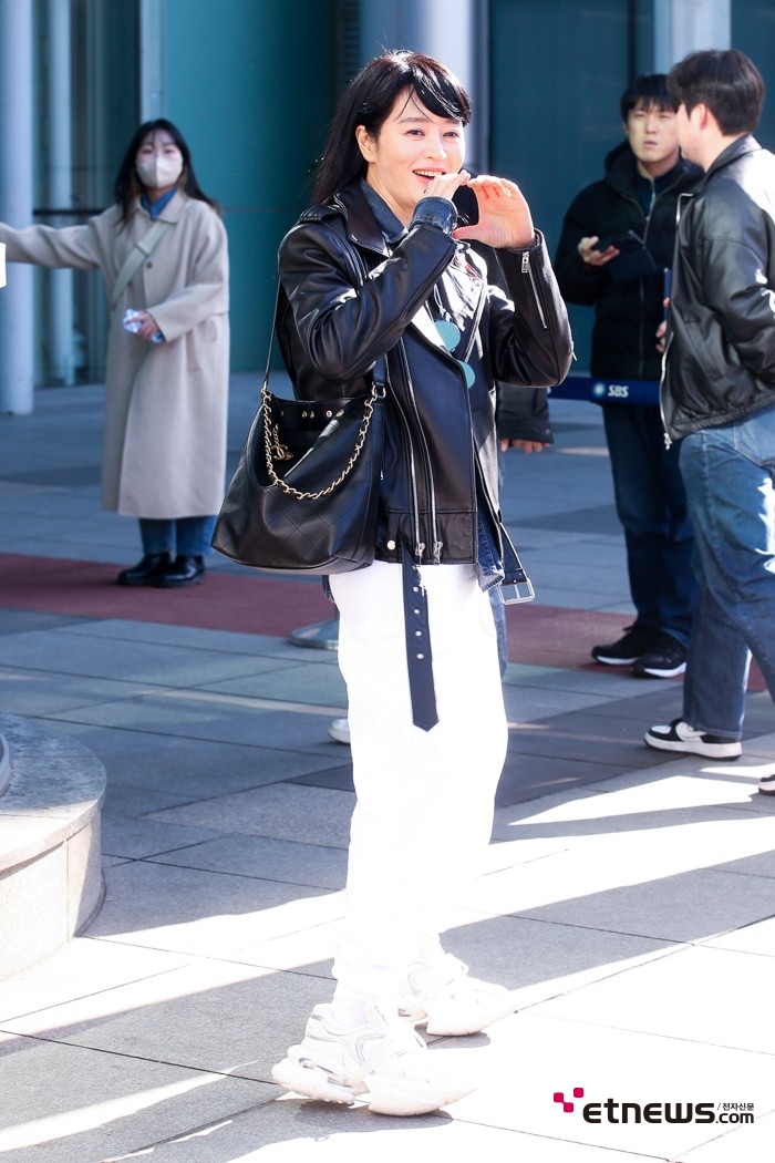 [ET포토] 김혜수, '화이트 팬츠에 레더 재킷'