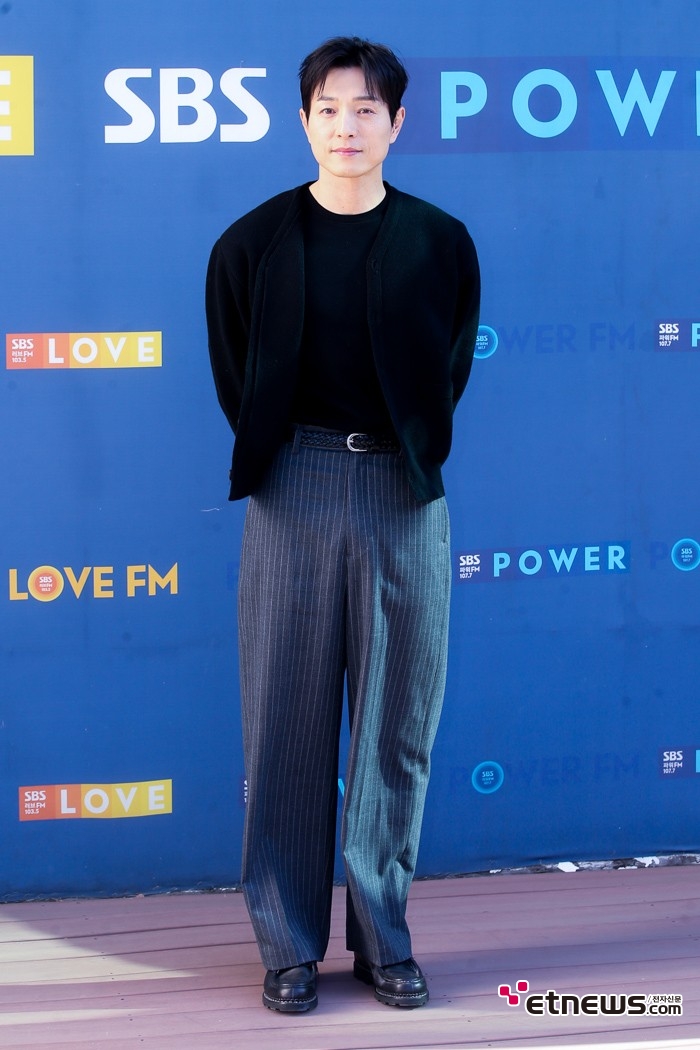 [ET포토] 정성일, '나 낙하산이야~'